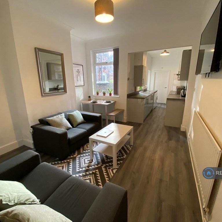 1 bedroom in a house share to rent - Photo 1