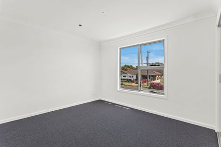 Beautifully presented 3 Bedroom Townhouse with Double Garage - Photo 2