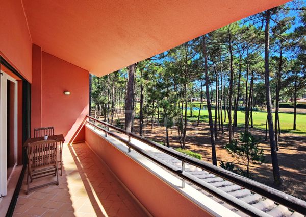 Apartamento T1+1 mobilado e com varandas, no condomínio da Herdade da Aroeira