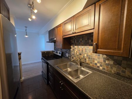 Bright Corner One-Bedroom with Southwest Views – Steps to the Stanley Park & the Seawall! - Photo 5