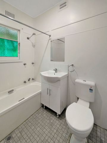 Neat & Tidy One Bedroom Rental in Hazelbrook - Photo 2