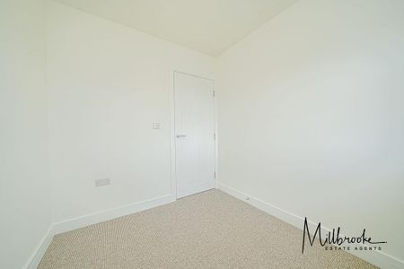 4 bedroom semi-detached house to rent - Photo 5