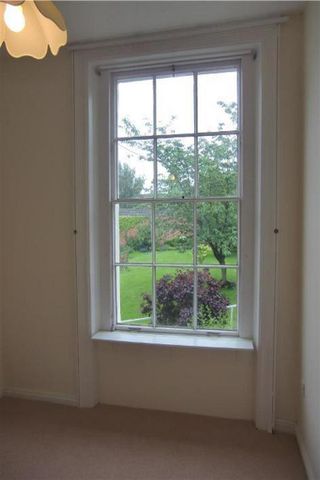 1 bedroom retirement property to rent - Photo 2