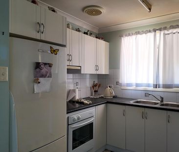 Three Bedroom Home Close to Town - Photo 4