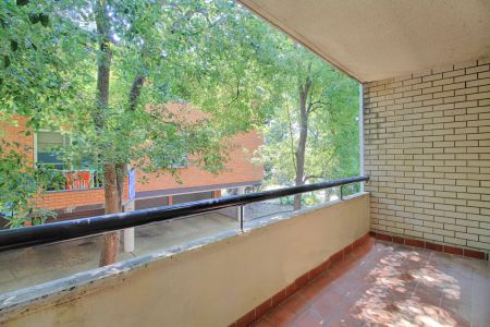 SPACIOUS 3-BEDROOM APARTMENT! VALUE FOR MONEY! - Photo 5