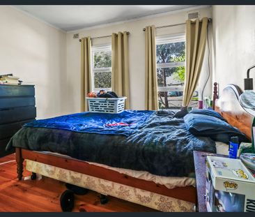 Spacious Three-Bedroom Home with Generous Outdoor Space - Photo 3