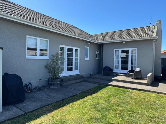 Well presented family home opposite St John's ... - Photo 1