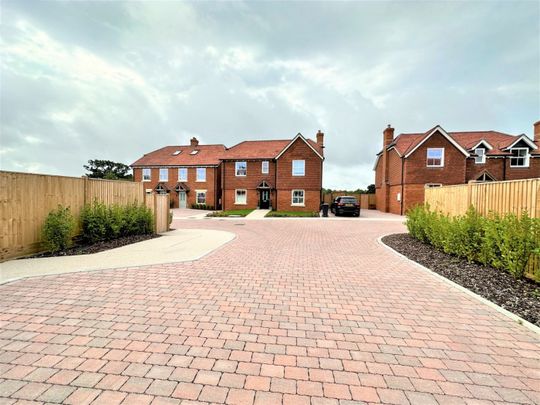 A 3 Bedroom Semi-Detached House Instruction to Let in Hailsham - Photo 1