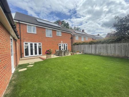 4 bedroom detached house to rent - Photo 5