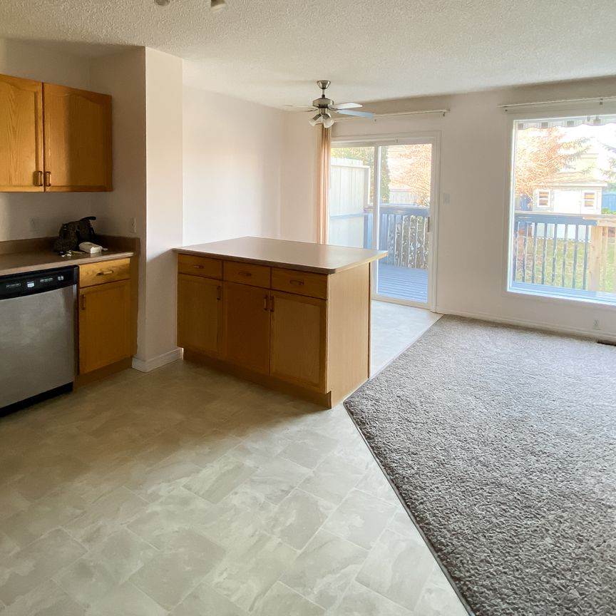 A Charming Retreat With Lush Driveway Peonies. Fully Developed Basement. - Photo 1