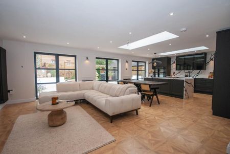 5 bedroom detached house to rent - Photo 3