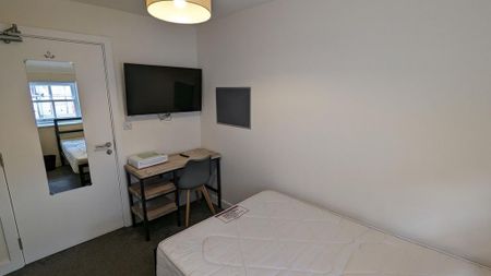 4 bedroom flat to rent - Photo 3