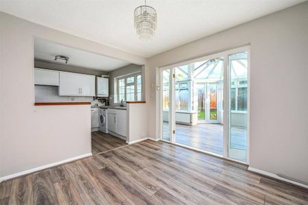 5 bedroom semi-detached house to rent - Photo 2