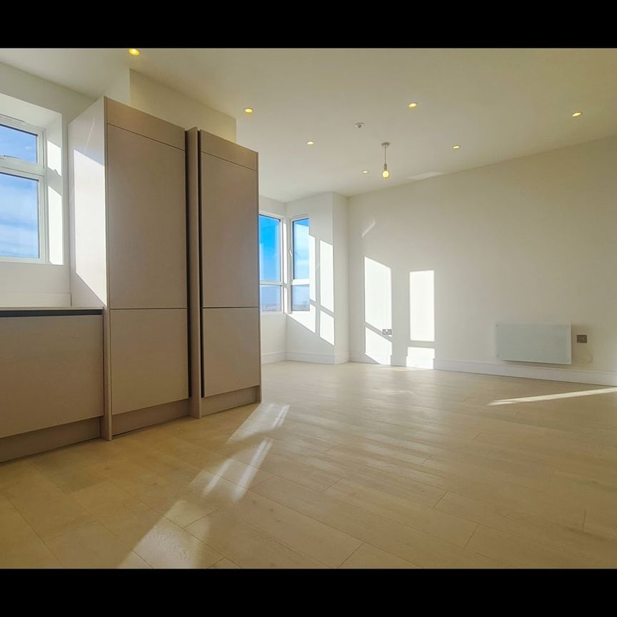 2 Bed Flat, Raffles House, NW4 - Photo 1