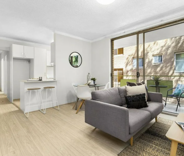 Bright spacious and convenient location - Photo 1