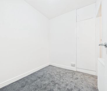 Stunning Fully Renovated Three-Bedroom Bungalow - Photo 5
