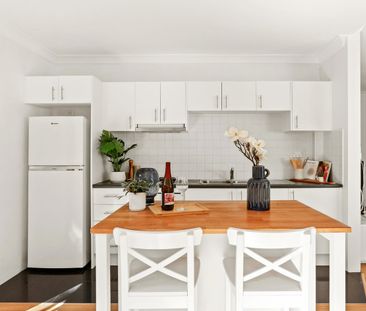 Style, Light and Location in a Courtyard Apartment - Photo 5