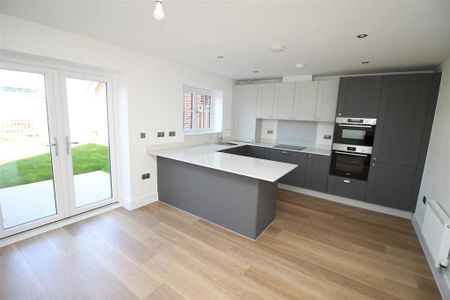 4 bedroom detached house to rent - Photo 2