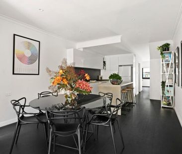 Perfect Family Living In Trendy Alexandria - Photo 3