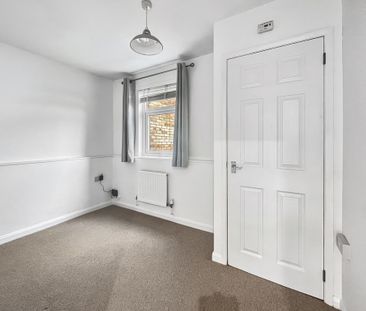 A redecorated two-bedroom, first-floor flat featuring a newly fitte... - Photo 4