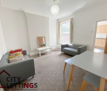 4 Bedroom Mid Terraced House - Photo 2