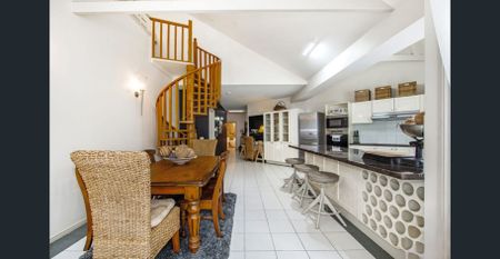 Penthouse Apartment overlooking the water - Photo 3