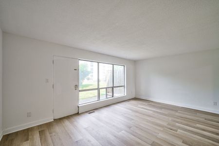 For Lease - 2012 Sheppard Avenue Unit# TH102, Toronto, Ontario - Photo 2