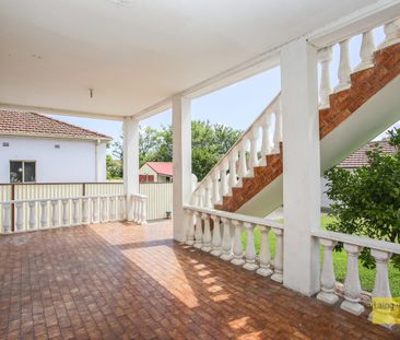 LARGE 3 bedroom Duplex, Great Location - Photo 5