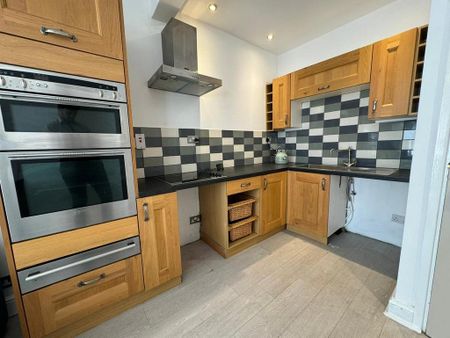 2 bedroom maisonette to rent - Photo 2