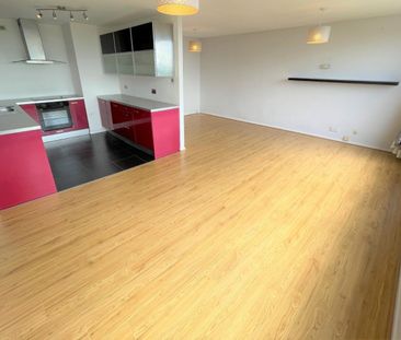 2 bedroom Flat To Let - Photo 3