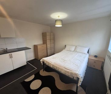 1 bedroom in a house share to rent - Photo 3