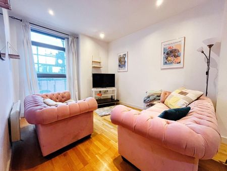 2 bedroom Flat To Let - Photo 2