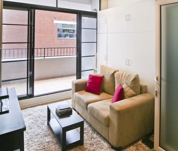 Sophisticated and Stylish One Bedroom Apartment - Photo 1