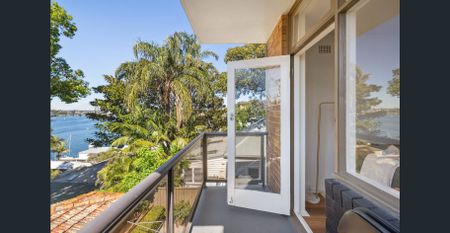 End-of-peninsula apartment with balcony and harbour views - Photo 2