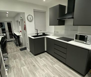 6 bedroom semi-detached house to rent - Photo 1