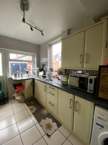 3 bedroom semi-detached house to rent - Photo 3