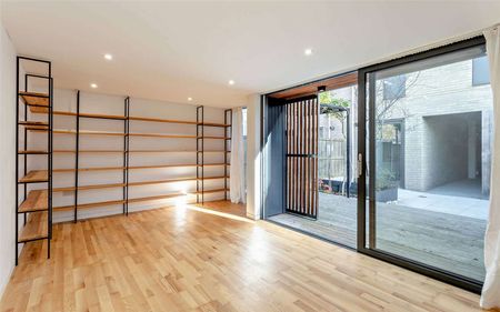 Spacious three-level town house with garage and off-street parking - Photo 3