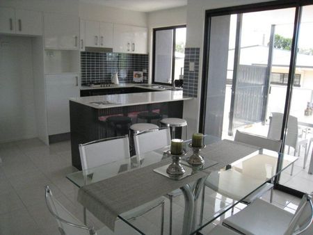 Spacious townhouse in convenient location - Photo 2