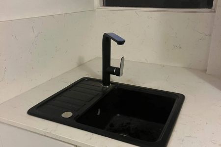 Perfectly positioned Studio apartment in a fabulous yet quiet location only 50 metres from Bondi Beach, Shops, Cafes and transport. - Photo 5