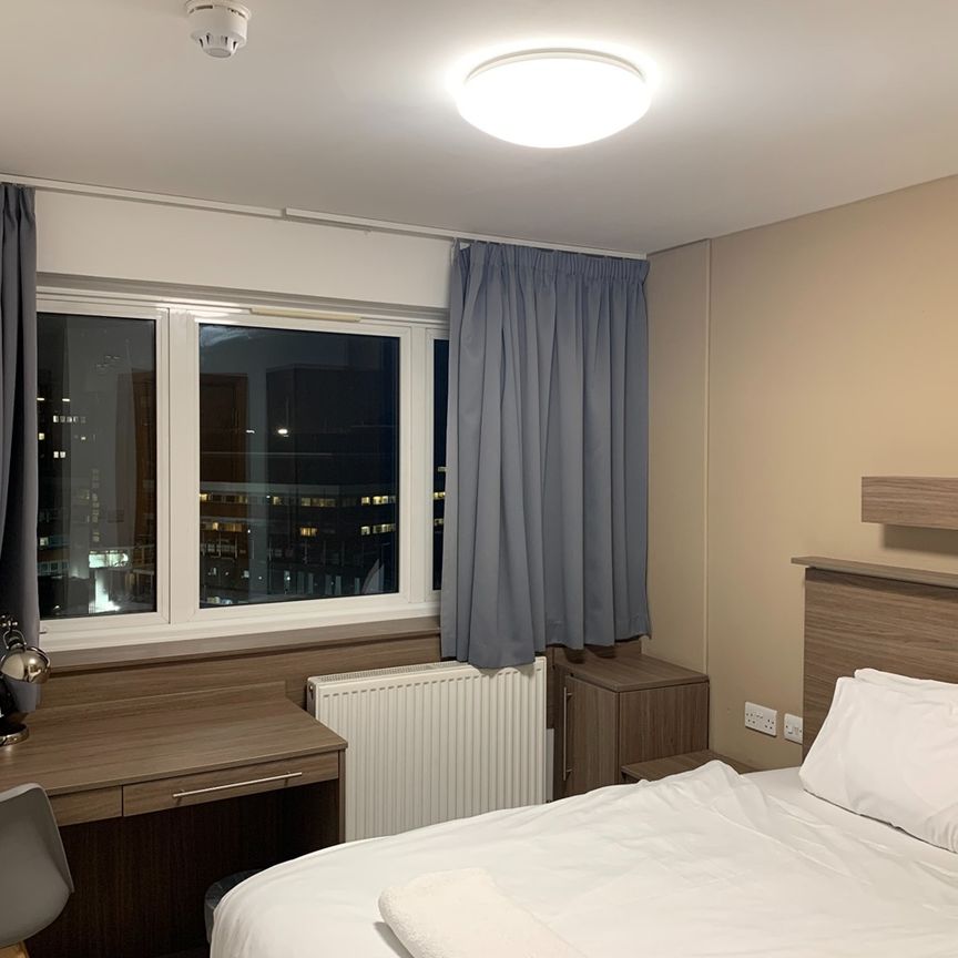 Room in a Shared Flat, Blackshaw Road, SW17 - Photo 1