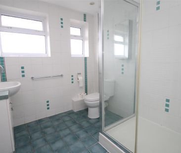 4 bedroom end of terrace house to rent - Photo 3