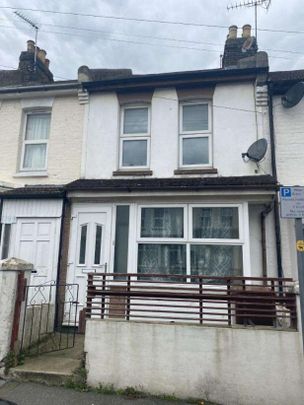 Milton Road, Gillingham, ME7 - Photo 1