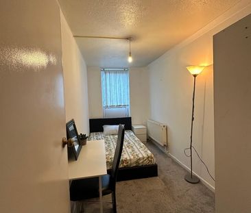 Room in a Shared House, Willow Tree Close, SW18 - Photo 2