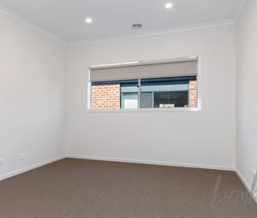 Impressive Family Home in Aurora Estate - Photo 2