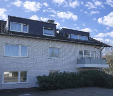 Modernisierte 2-Zimmer-Dachgeschoss-Wohnung mit Einbauküche und Balkon - Foto 5