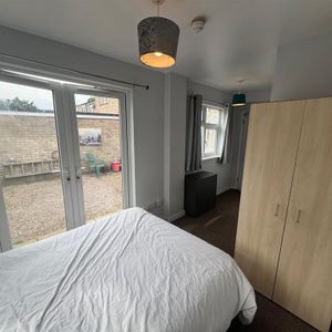1 bedroom in a house share to rent - Photo 2