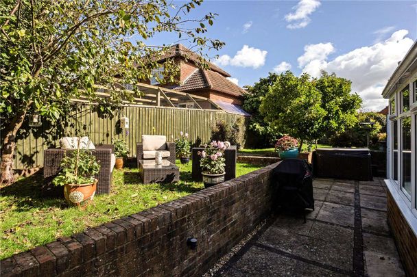 A wonderfully spacious and well-presented, four bedroom, family home in the charming village of Aley Green. - Photo 1