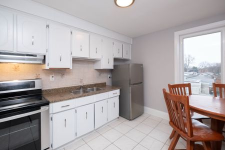 For Lease - 1939 Davenport Road Unit# Upper, Toronto, Ontario - Photo 5