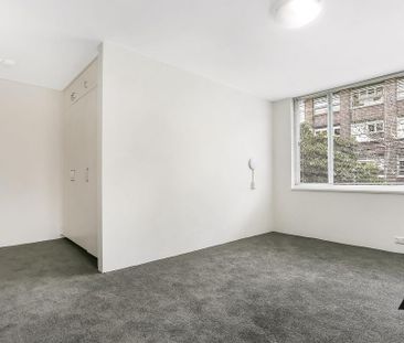 Renovated Studio Apartment - Photo 1