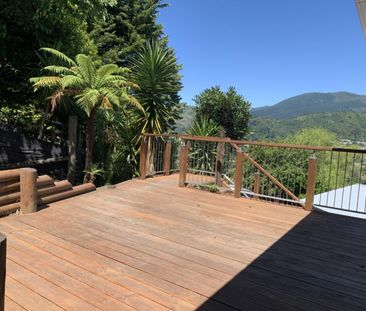 Three bedroom home with city views - Photo 2